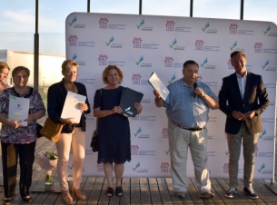 Beneficjenci oraz marszałek Olgierd Geblewicz po podpisaniu umów 