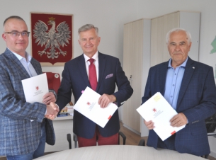 członek zarządu Stanosław Wziątek gratuluje beneficjentom przyznanego wsparcia 