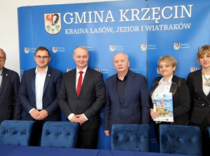 wicemarszałek Kustosz i członkowie stowarzyszenia oraz wójt Gminy Krzęcin na ściance promocyjnej