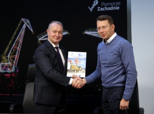 wicemarszałek gratuluje beneficjentowi 