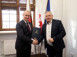 wicemarszałek O.Kustosz gratuluje beneficjentowi uzyskania unijnego wsparcia dla projektu 