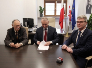 Prezesi RLGD (Stowarzyszenie Rybacka Lokalna Grupa Działania Pomorza Zachodniego, Lokalna Grupa Rybacka „Zalew Szczeciński”) Grzegorz Jóźwiak i Ryszard Mróz podpisują umowy przyznające unijne wsparcie z PO RYBY 2014-2020 ich grupom.