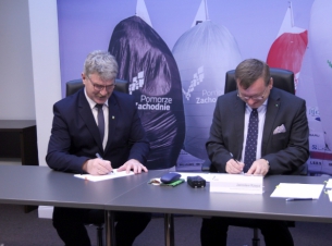 Prezes LGR podpisuje umowę na dofinansowanie z PO RYBY 