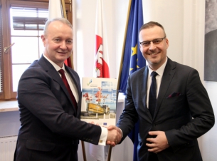 wicemarszałek gratuluje beneficjentowi 