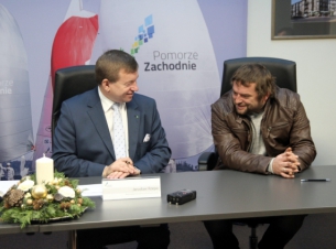 Wicemarszałek rozmawia z beneficjentem o jego projekcie.