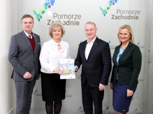 przedstawiciele powiatu choszczeńskiego i wicemarszałek Olgierd Kustosz 