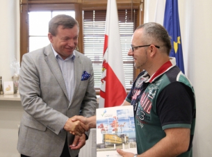 Wciemarszałek J.Rzepa gratuluje beneficjentowi 