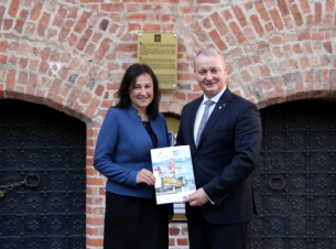 Wicemarszałek przekazuje umowę beneficjentowi 