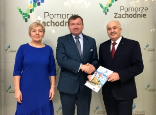 Wicemarszałek Jarosław Rzepa wraz z przedstawicielami Gminy Kalisz Pomorski