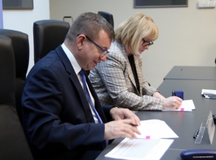 Wicemarszałek razem z beneficjentem podpisują umowę. 