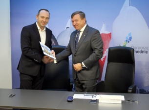 Wicemarszałek gratuluje beneficjentowi.