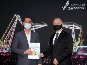 Burmistrz Trzcińska-Zdroju Bartłomiej Wróbel i wicemarszałek województwa Olgierd Kustosz 