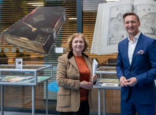 dyrektor biblioteki i marszałek stoją w Atrium Urzędu Marszałkowskiego