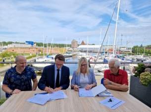 Członkini zarządu A.Bańkowska podpisuje umowę z Zarządem Portu Morskiego Kołobrzeg