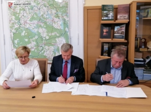 członek zarządu St.Wziątek podpisuje ze starostą umowę wsparcia