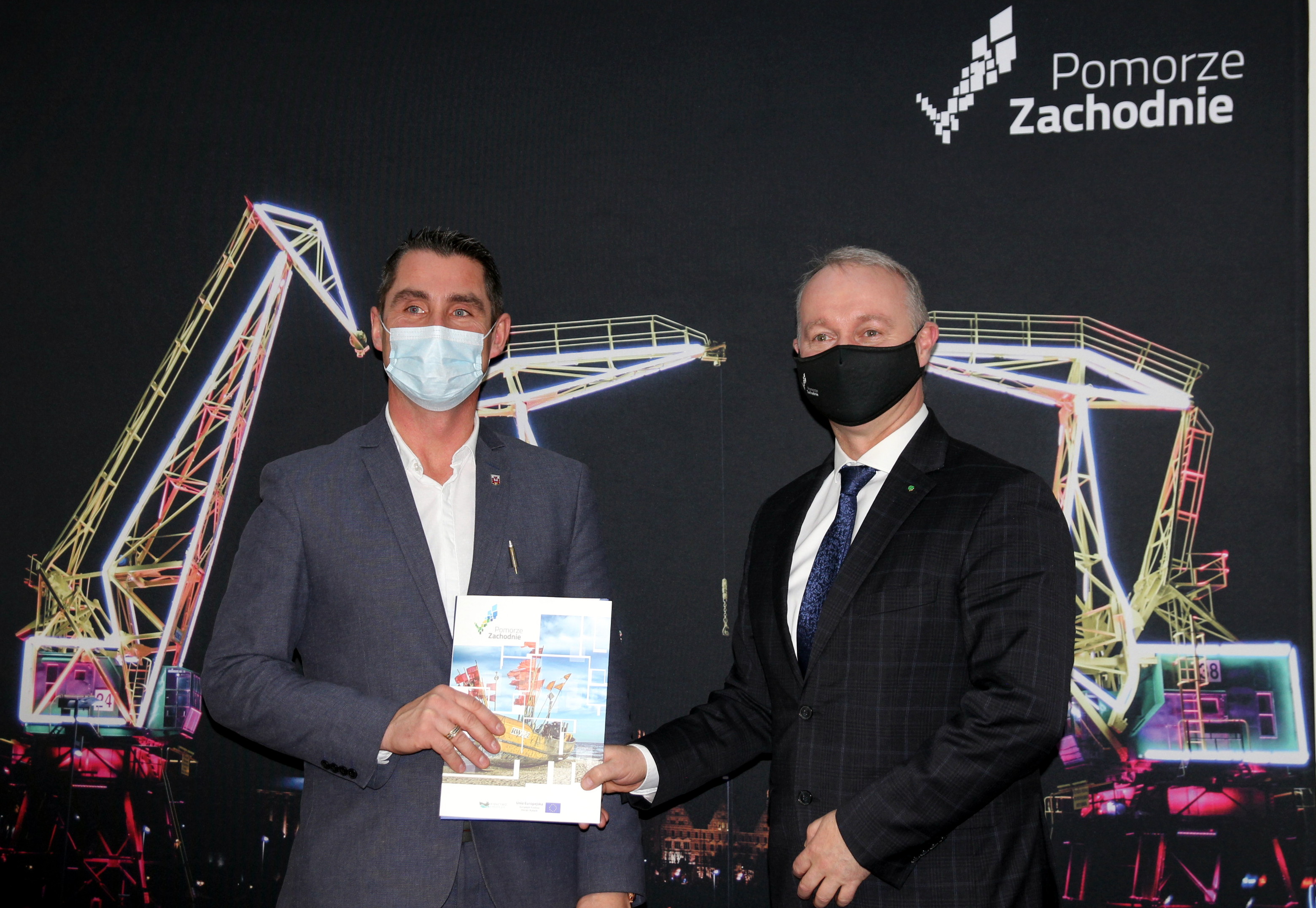 Burmistrz Trzcińska-Zdroju Bartłomiej Wróbel i wicemarszałek województwa Olgierd Kustosz 