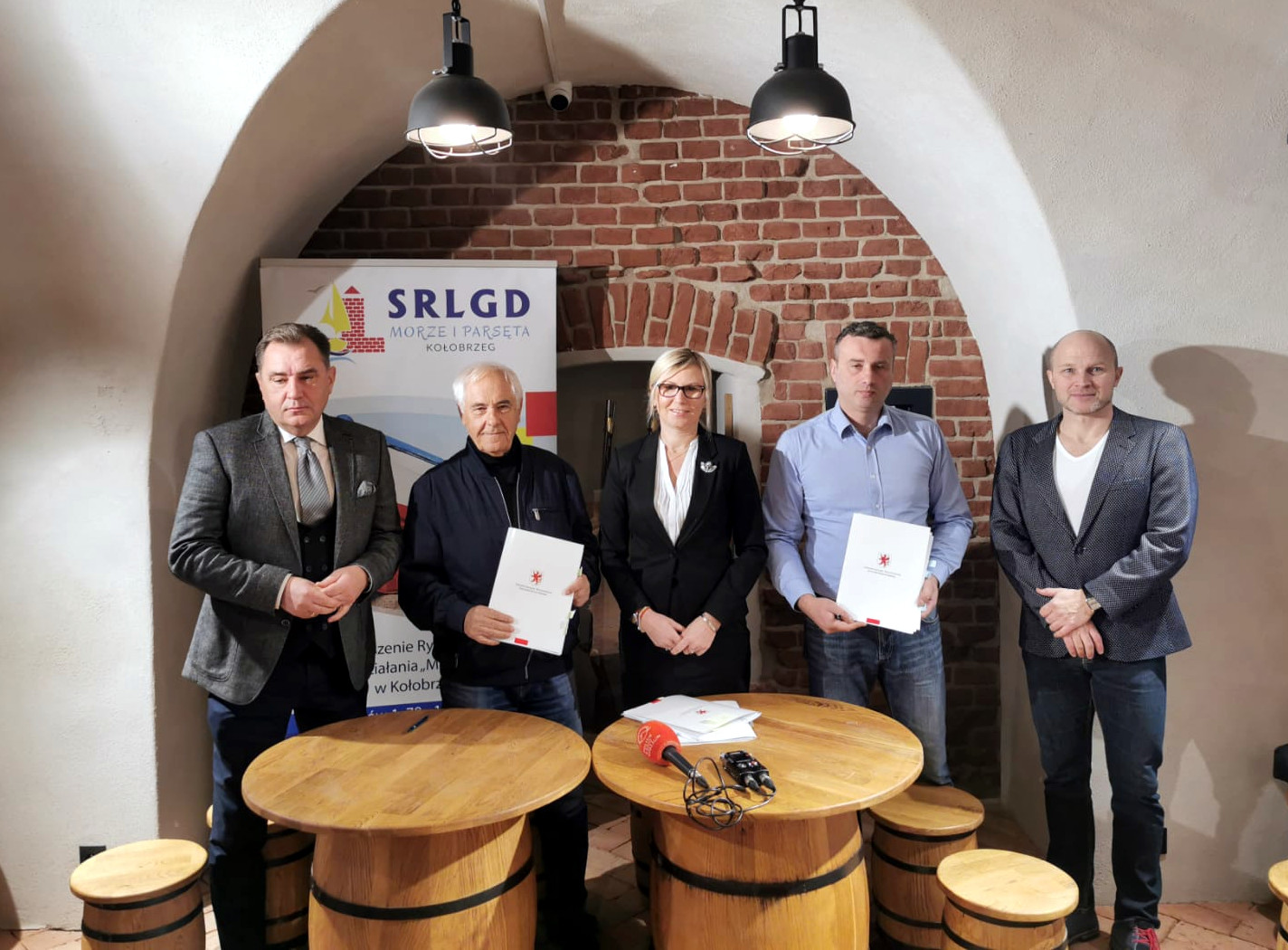 Członek zarządu A.Bańkowska, beneficjent oraz starosta kołobrzeski T.Tamborski