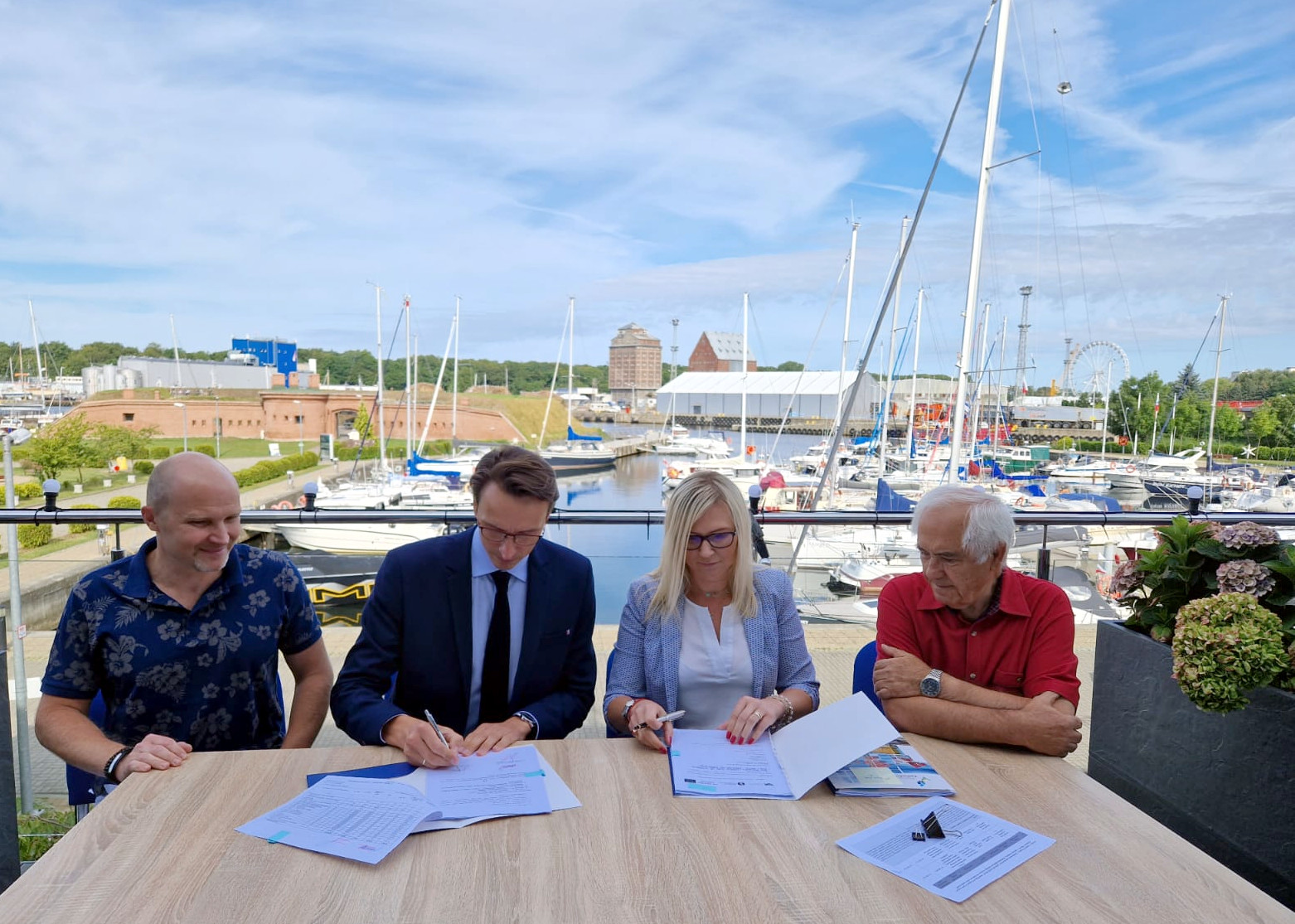 Członkini zarządu A.Bańkowska podpisuje umowę z Zarządem Portu Morskiego Kołobrzeg